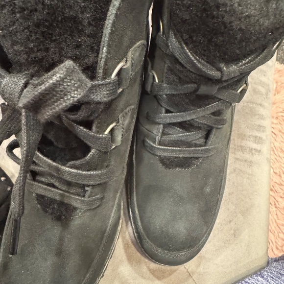 UGG : Suede + Sheepskin lining winter wedge boot. - Picture 3 of 7
